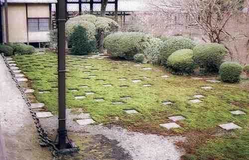 北庭。勅使門内にあった敷石廃物利用による市松の庭。